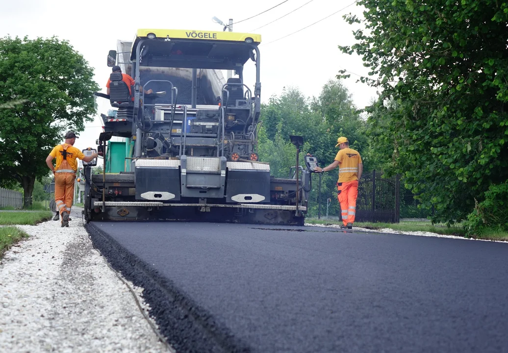 W gminie Bełchatów remontują drogę. Na budowie jest już ciężki sprzęt [FOTO] - Zdjęcie główne