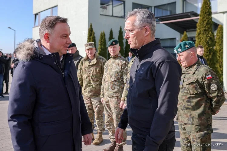 Szef NATO i prezydent Duda odwiedzili bazę w Łasku. Czy wyślą samoloty na Ukrainę? [FOTO] - Zdjęcie główne