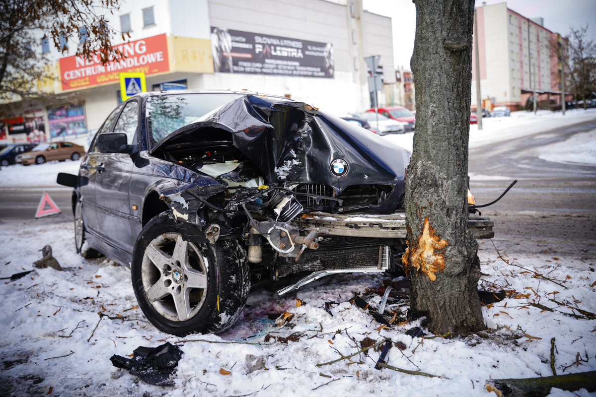 Niebezpiecznie na Czyżewskiego. BMW roztrzaskane na drzewie [FOTO] - Zdjęcie główne