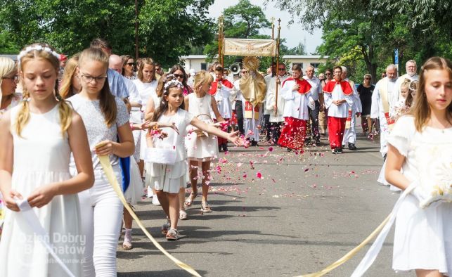 Boże Ciało 2019. Tłumy wiernych przemaszerowały w procesji na os. Dolnośląskim [FOTO] - Zdjęcie główne