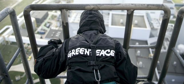 Siedmiu członków Greenpeace w areszcie. Pozostali aktywiści na kominie chłodni planują kolejne działania - Zdjęcie główne
