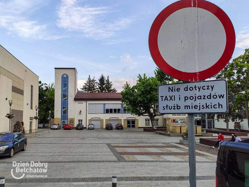 Parkingowa zagadka w Bełchatowie. Komunikacyjny absurd w centrum miasta [FOTO] - Zdjęcie główne