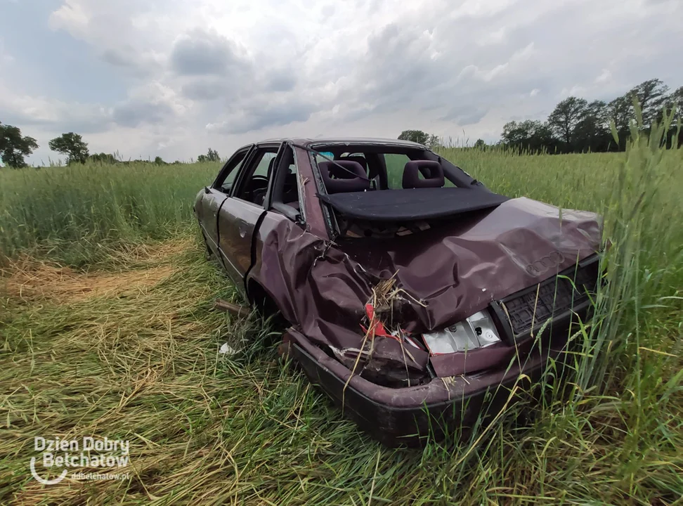 Tajemnica samochodu w zbożu. Audi porzucone w środku pola [FOTO] - Zdjęcie główne