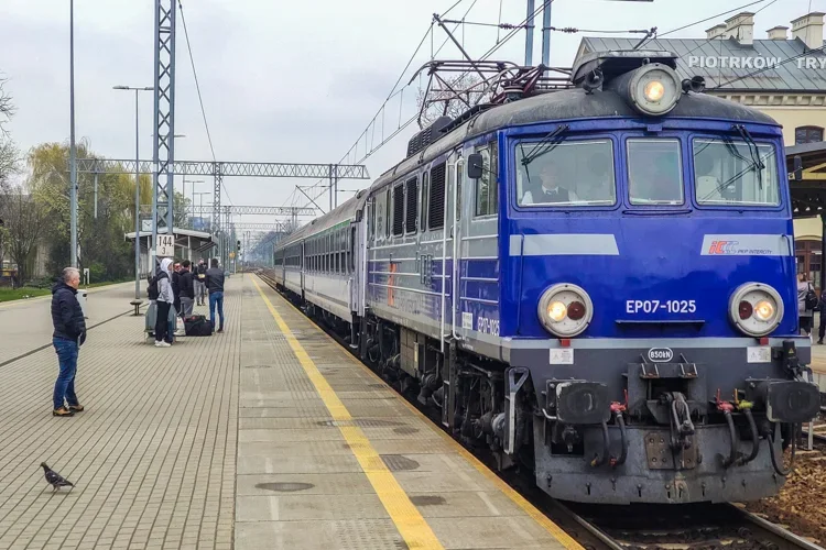 Zapadła decyzja w sprawie pociągów z Bełchatowa do Piotrkowa. Premier ogłosił listę projektów - Zdjęcie główne