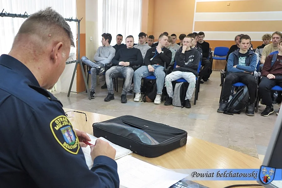 "Restrykcje będą zaostrzone". Strażnicy miejscy w bełchatowskich szkołach - Zdjęcie główne