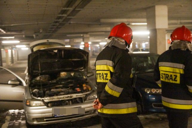 Pożar auta na parkingu galerii Olimpia. Kłęby dymu i ewakuacja [FOTO] - Zdjęcie główne