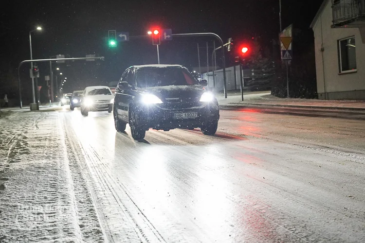 Uwaga kierowcy! ''Lodowisko'' na ulicach Bełchatowa. Jest bardzo ślisko... [FOTO] - Zdjęcie główne
