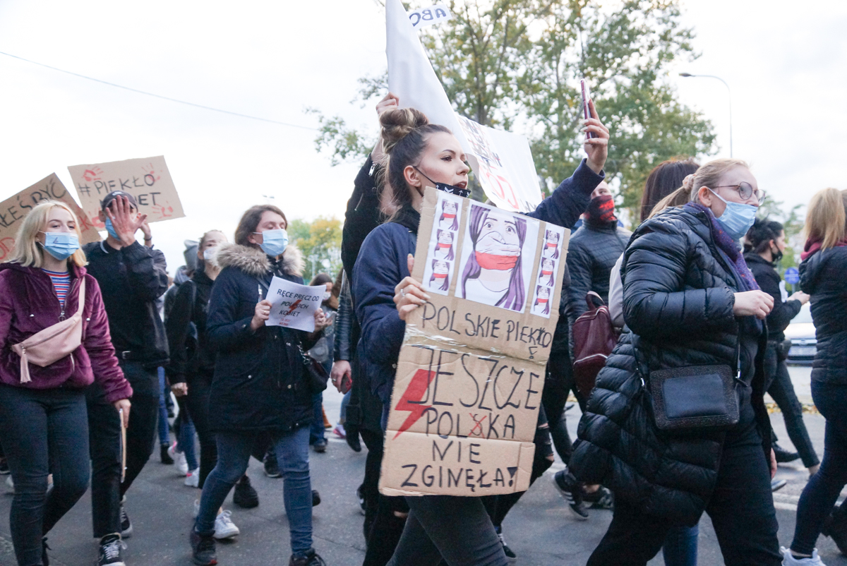 Protest kobiet w Bełchatowie. Okrzyki przeciwko PiS  i tłumy na ulicach [FOTO] - Zdjęcie główne