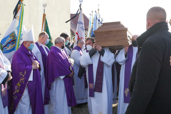 Pogrzeb księdza Antoniego Pietrasa. Tłumy bełchatowian żegnały zmarłego proboszcza [FOTO] - Zdjęcie główne