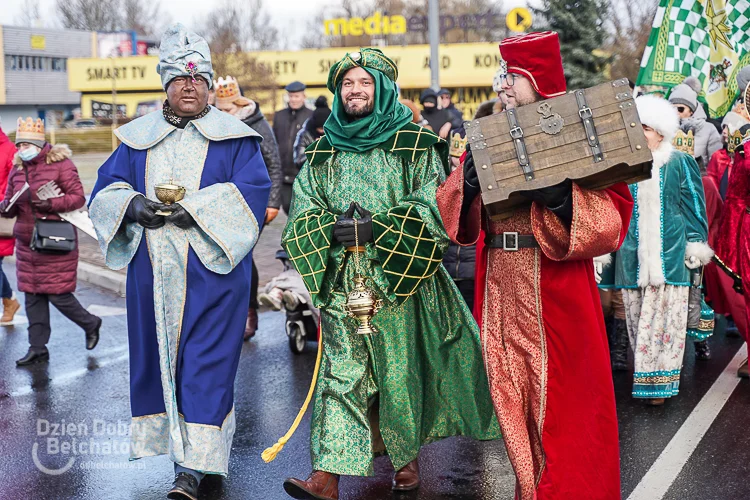 Orszak Trzech Króli na ulicach Bełchatowa. Pokłonili się Dzieciątku Jezus  i... zatańczyli poloneza [FOTO] - Zdjęcie główne