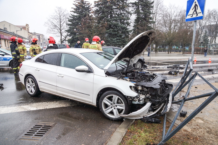  Wypadek przed urzędem miasta. Rozbite auta na ulicy Kościuszki [FOTO] - Zdjęcie główne