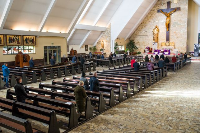 Bełchatowskie parafie podały ile osób wpuszczą na mszę świętą. W którym kościele najwięcej? - Zdjęcie główne