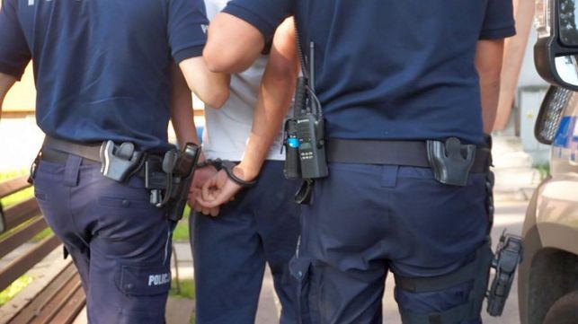 Policjanci zaskoczyli 29-latka z gminy Zelów. Za to, co znaleźli w jego domu, może posiedzieć nawet 8 lat - Zdjęcie główne