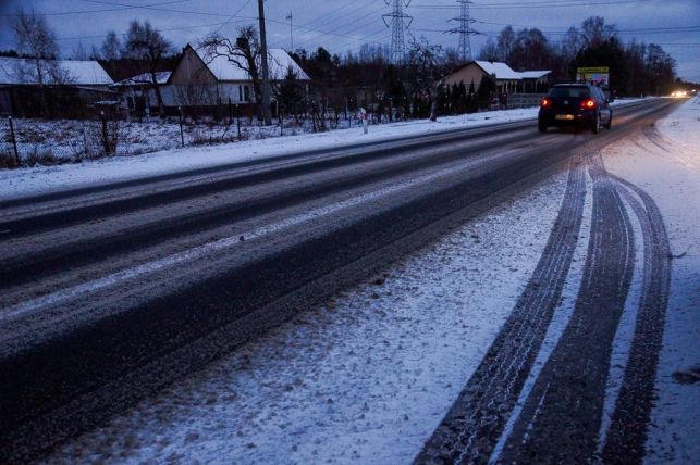 Na ulicach biało i ślisko.  Jak radzili sobie z porannymi warunkami drogowcy i kierowcy w Bełchatowie? - Zdjęcie główne