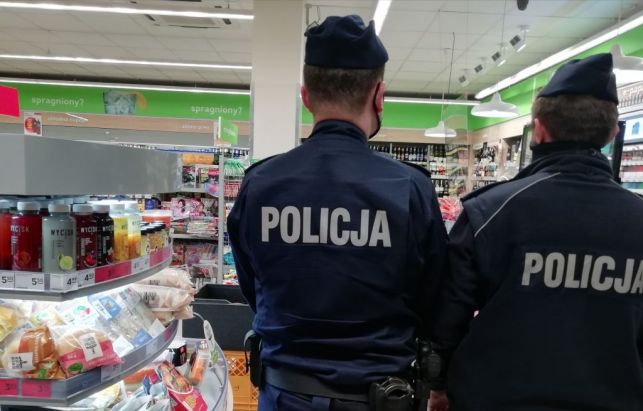 Sypią się mandaty i wnioski do sądu za brak maseczek w Bełchatowie. Policjanci skończyli z ''taryfą ulgową''... - Zdjęcie główne