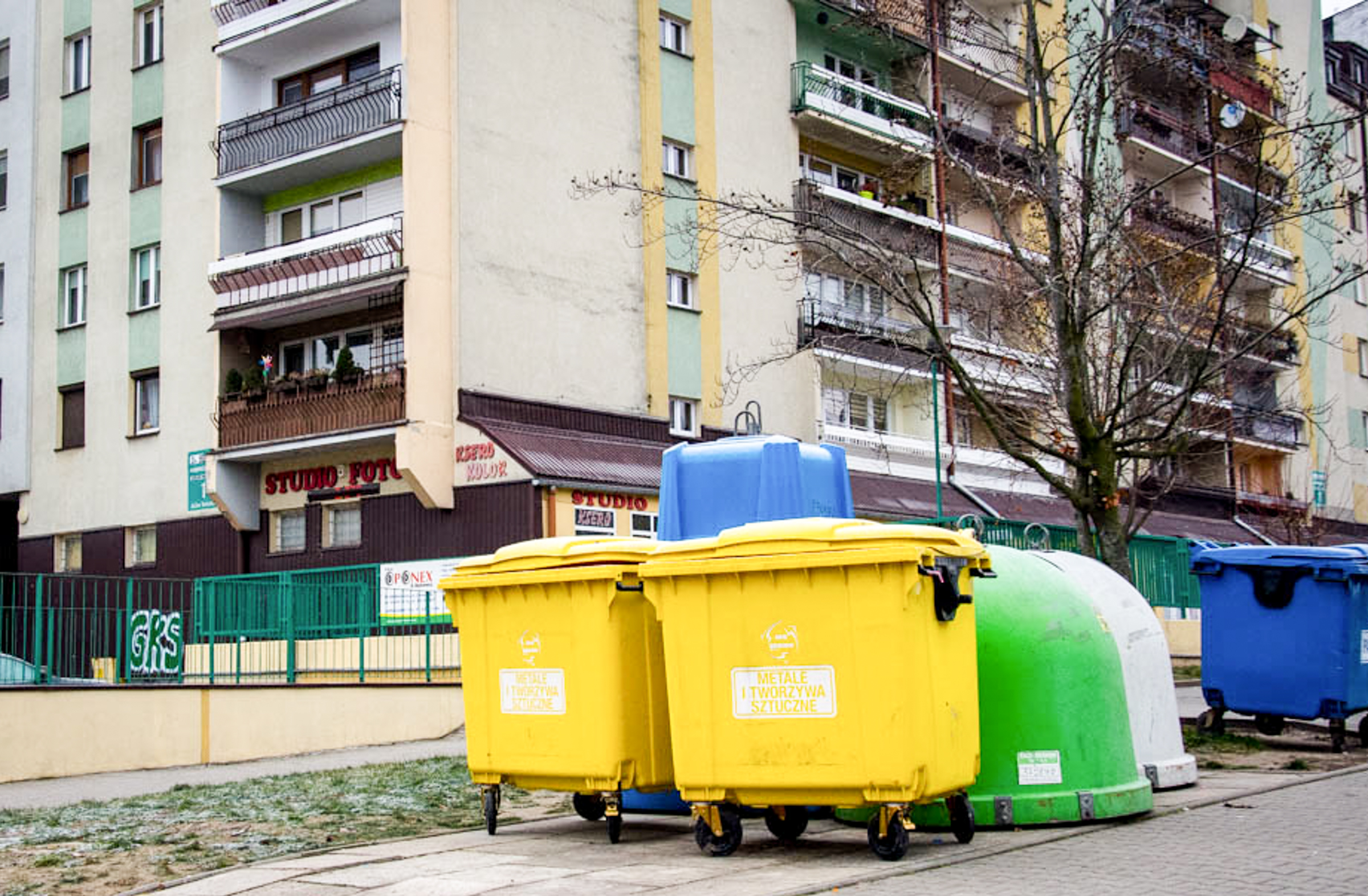 Ważna zmiana w wywozie śmieci na terenie Bełchatowa. Na osiedlach pojawią się nowe kosze na odpady - Zdjęcie główne