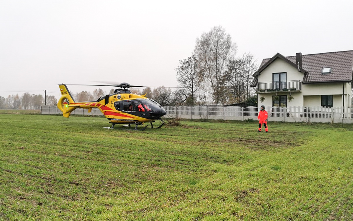 Śmigłowiec LPR lądował na polu w gminie Zelów, bo... nie było dostępnej karetki. Ratownicy walczyli o życie 66-latka - Zdjęcie główne