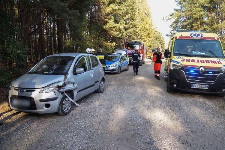 Pijany kierowca BMW spowodował wypadek w Porębach. Wezwano karetkę pogotowia [FOTO] - Zdjęcie główne