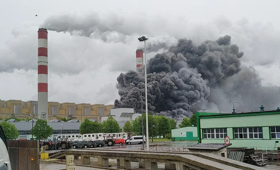 Prezes PGE GiEK zwolniła pracowników za gigantyczny pożar w Elektrowni Bełchatów. Poszli do sądu i... wygrali - Zdjęcie główne