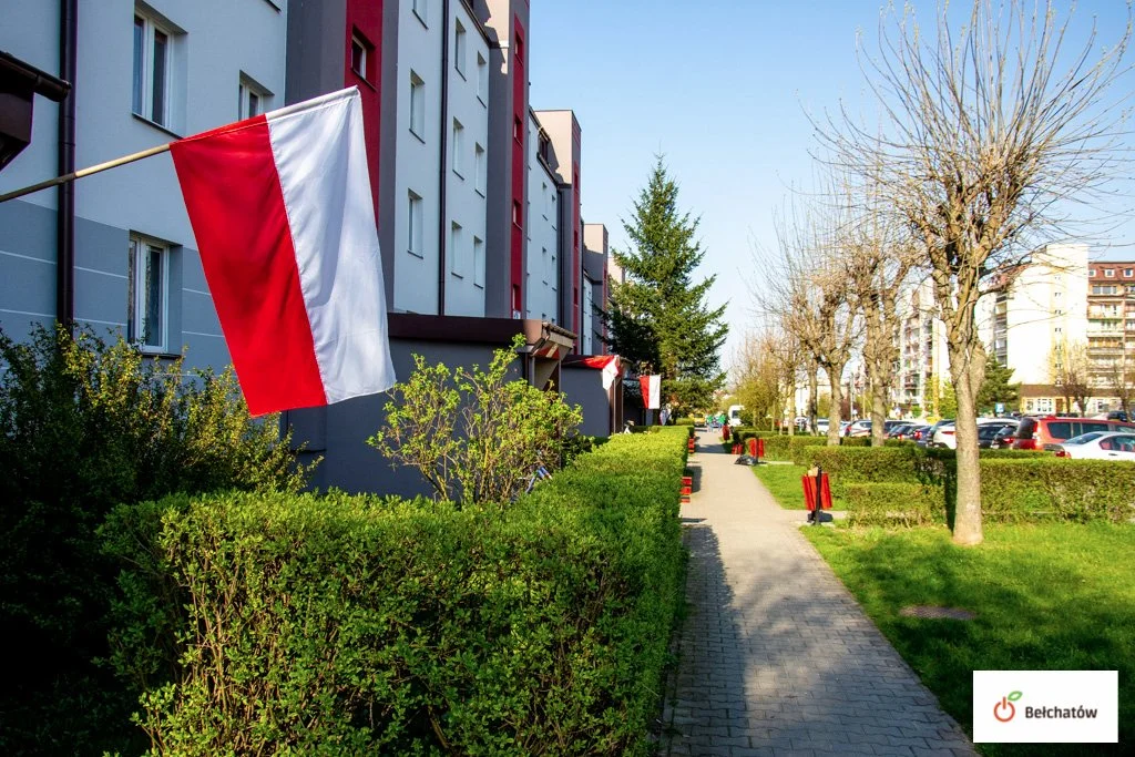 Bełchatów w bieli i czerwieni. Dziś Dzień Flagi Rzeczypospolitej Polskiej - Zdjęcie główne