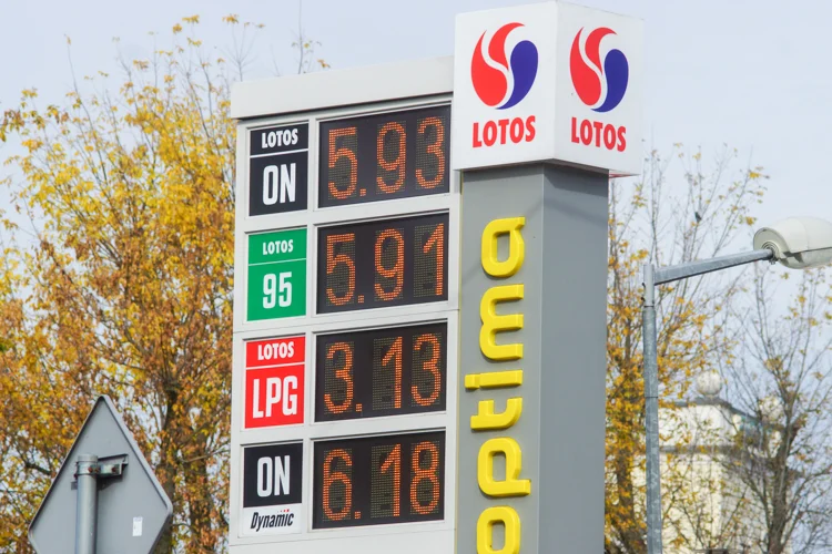 Obniżka cen paliw jeszcze w tym roku? Premier mówi, o ile taniej będziemy tankować - Zdjęcie główne