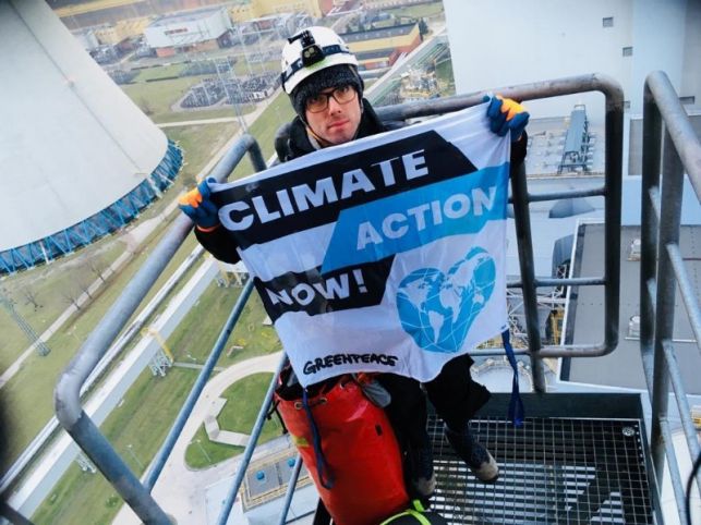 Aktywiści Greenpeace protestują na kominie Elektrowni Bełchatów [FOTO][VIDEO] - Zdjęcie główne