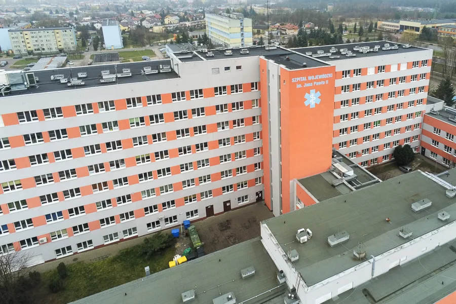 Pacjenci bełchatowskiego szpitala zakażeni SARS- CoV-2. Placówka wprowadza ograniczenia - Zdjęcie główne
