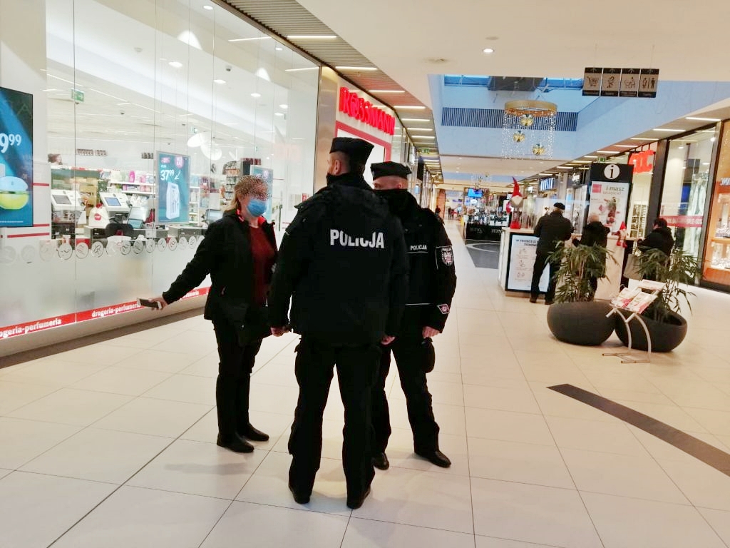 Patrole policji w bełchatowskiej galerii. Pilnują czy kupujący noszą maseczki [FOTO] - Zdjęcie główne