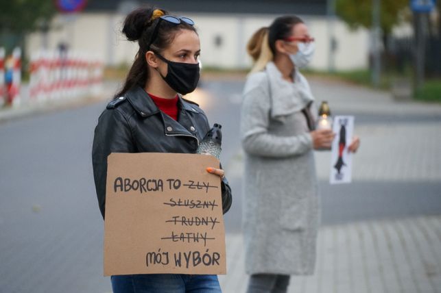 Protestowali pod biurami PiS w Bełchatowie. Policja reagowała [FOTO] - Zdjęcie główne