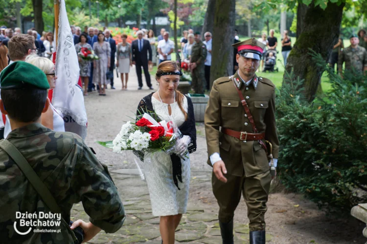 Oddali hołd poległym. Tak wyglądały obchody 102. rocznicy Bitwy Warszawskiej w Bełchatowie [FOTO] - Zdjęcie główne