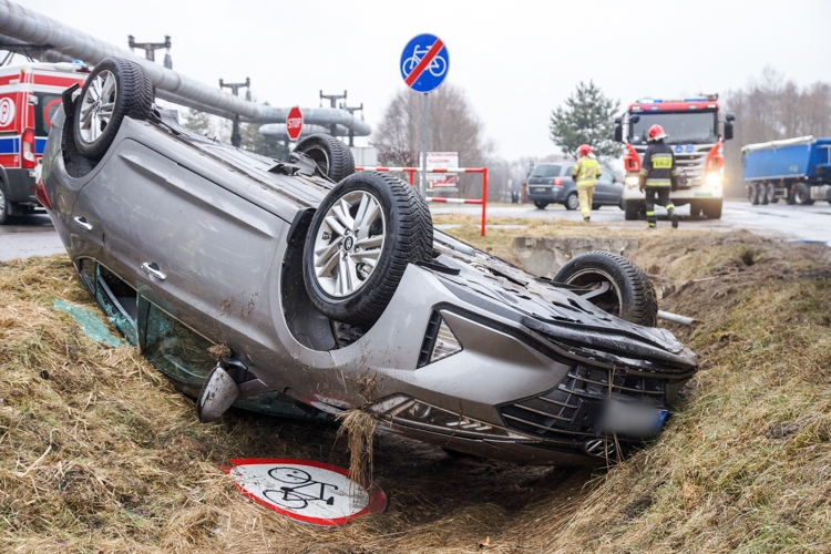 Hyundai dachował na skrzyżowaniu w Porębach. Na miejsce wezwano karetkę pogotowia [FOTO] - Zdjęcie główne