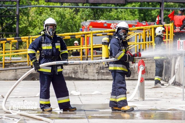 Kolejny raz pożar w Rogowcu. Do akcji gaśniczej wysłano sześć zastępów strażaków - Zdjęcie główne