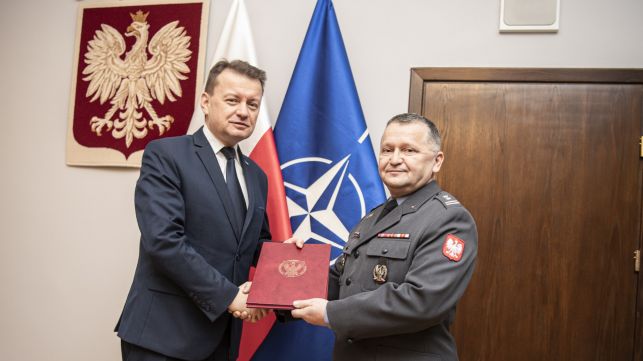 Powiatowy radny będzie piastował ważną funkcję w wojskowości. Gratulował mu minister Błaszczak - Zdjęcie główne