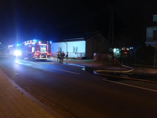 Pożar na gospodarstwie w Łękińsku. Strażacy kilka godzin walczyli z żywiołem - Zdjęcie główne