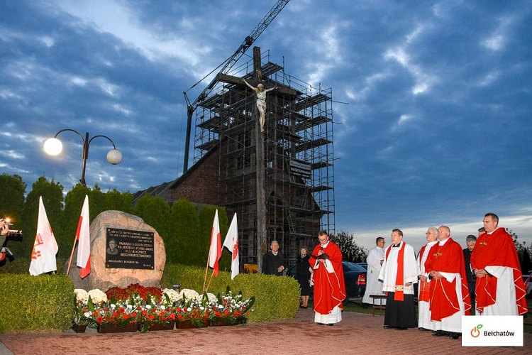 Upamiętnili księdza Popiełuszkę w Bełchatowie. Kwiaty pod pomnikiem i msza święta [FOTO] - Zdjęcie główne