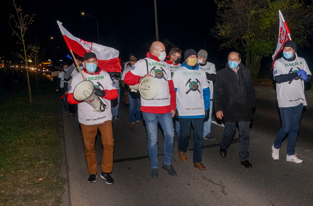 Manifestacja w koszulkach i z flagami na ulicach miasta. ''Nie damy zaorać Bełchatowa'' [FOTO] - Zdjęcie główne