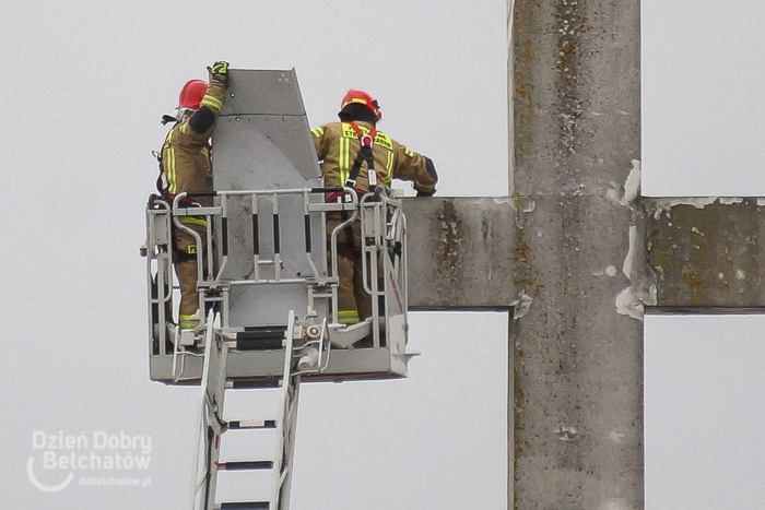 Strażacy na kościelnym krzyżu. Na Dolnośląskim mogło być niebezpiecznie [FOTO] - Zdjęcie główne