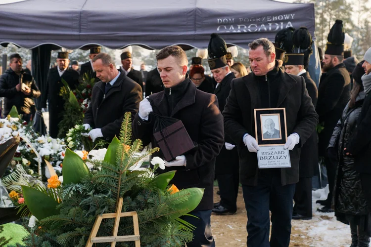 Ostatnie pożegnanie Ryszarda Brzuzy. Tłumy na pogrzebie bełchatowskiego związkowca [FOTO] - Zdjęcie główne