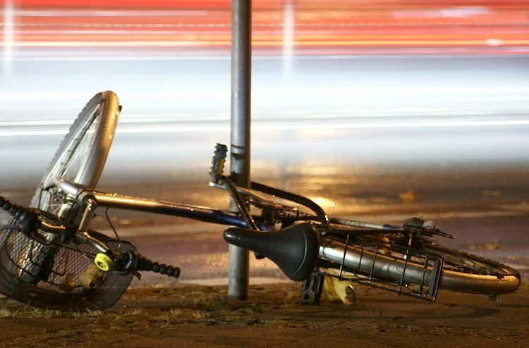 Tragiczny wypadek w gminie Kleszczów. Pijany rowerzysta wjechał pod koła audi - Zdjęcie główne