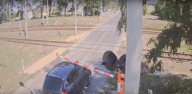 Polak potrafi... czyli kierowca seata na przejeździe kolejowym w Piotrkowie Trybunalskim [VIDEO] - Zdjęcie główne