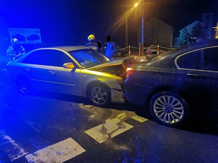 Hyundai zderzył się z BMW na rondzie. Strażacy i policja na miejscu [FOTO] - Zdjęcie główne