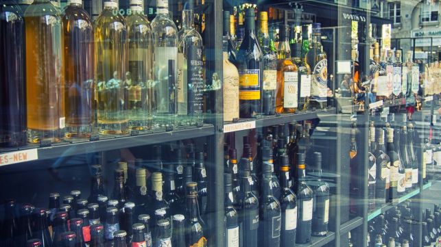 Czy w Bełchatowie wprowadzą zakaz sprzedaży alkoholu po 22:00? Wkrótce wchodzi w życie nowa ustawa - Zdjęcie główne