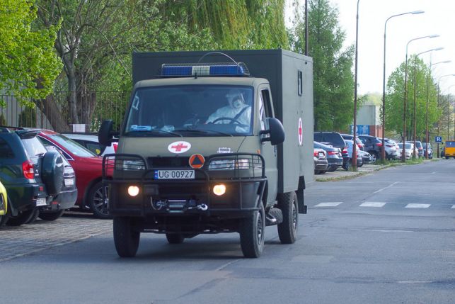 Wojskowy ambulans pod bełchatowskim szpitalem. Z placówki zabrano 11 osób  - Zdjęcie główne