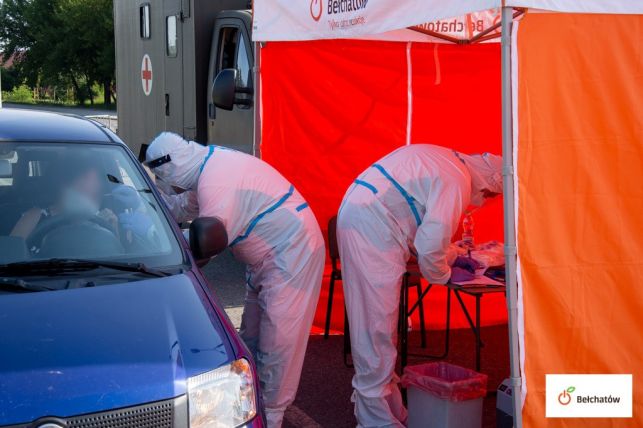 Ponad 100 mieszkańców przebadanych na koronawirusa. Mobilny punkt ponownie stanął w Bełchatowie [FOTO] - Zdjęcie główne
