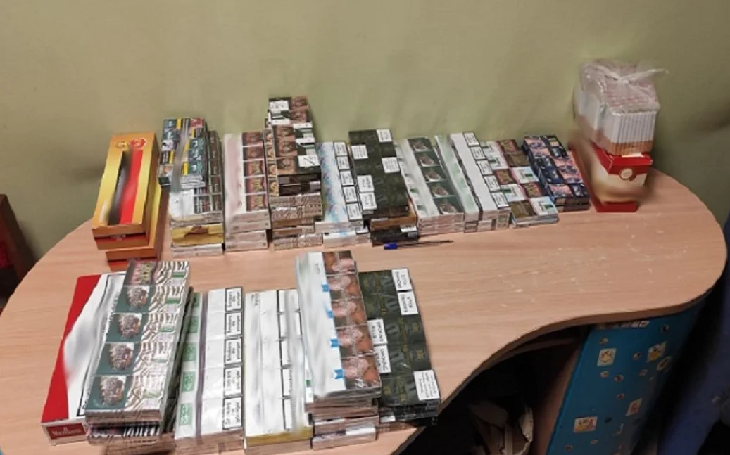 Nielegalny tytoń w gminie Kleszczów. 27-latek trzymał go w hali magazynowej - Zdjęcie główne