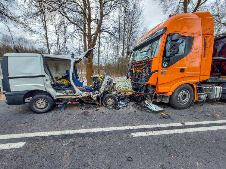 Tragedia na drodze, fiat zderzył się z ciężarówką. Dwie osoby nie żyją [FOTO] - Zdjęcie główne