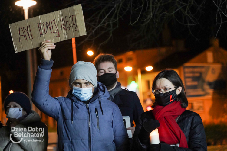 Protest w Bełchatowie: ''Ani jednej więcej!''. Znicze pod biurami parlamentarzystów [FOTO] - Zdjęcie główne