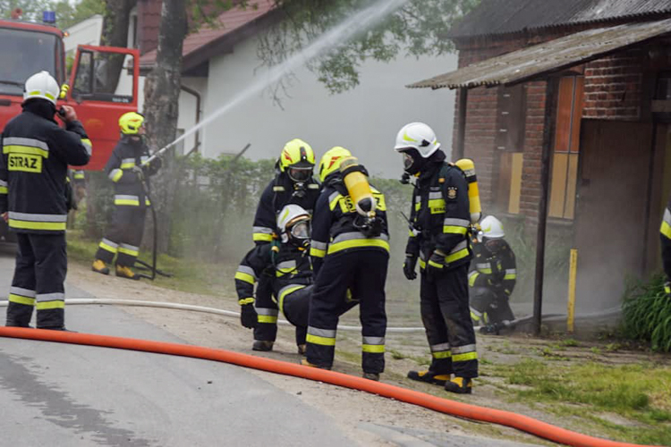 Strażacy ''gasili'' pożar w Drużbicach. Ranny ratownik i dwie osoby poszkodowane. Na szczęście to były ćwiczenia - Zdjęcie główne