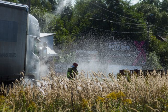 Setki litrów kwasu solnego na ulicy w Bełchatowie. Strażacy zdradzają szczegóły piątkowej akcji! [FOTO] - Zdjęcie główne