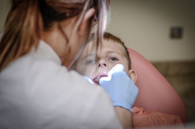 Uczniowie z bełchatowskich szkół trafią pod opiekę dentysty? Magistrat szuka stomatologów - Zdjęcie główne